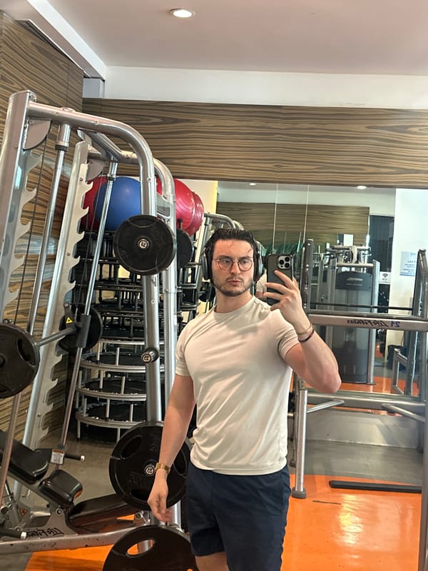 Man takes gym selfie at Mexico City fitness center