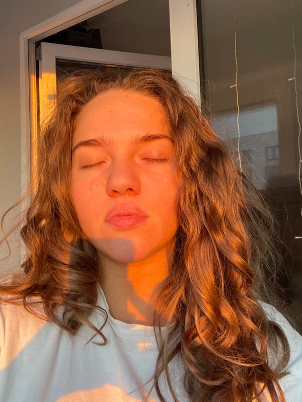 Woman documents winter morning routine in Shcherbinka apartment