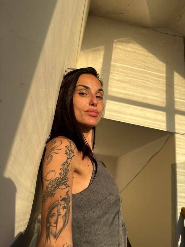 Tattooed woman spotted in multiple Pleven locations Thursday evening