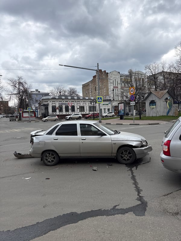 Morning documentation captures Ulyanovsk streetscapes, buildings, minor accident