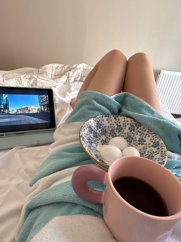 Woman in blue spotted in Yerevan hotel room