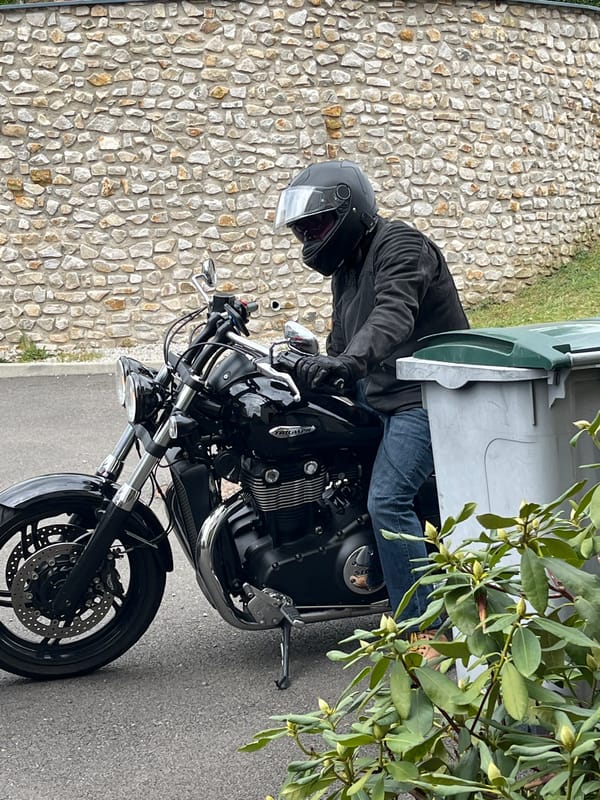 Motorcycle rider and sleeping cat observed in Chambœuf