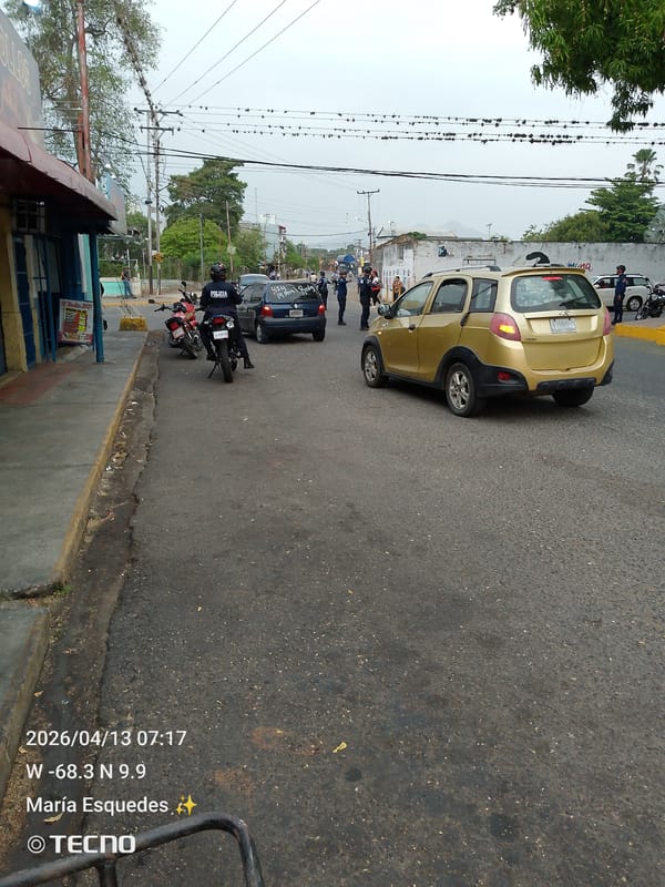Police officer spotted near vehicle in Tinaquillo, Venezuela