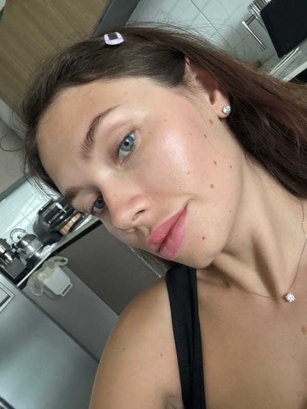 Woman spotted wearing diamond jewelry in Tel Aviv