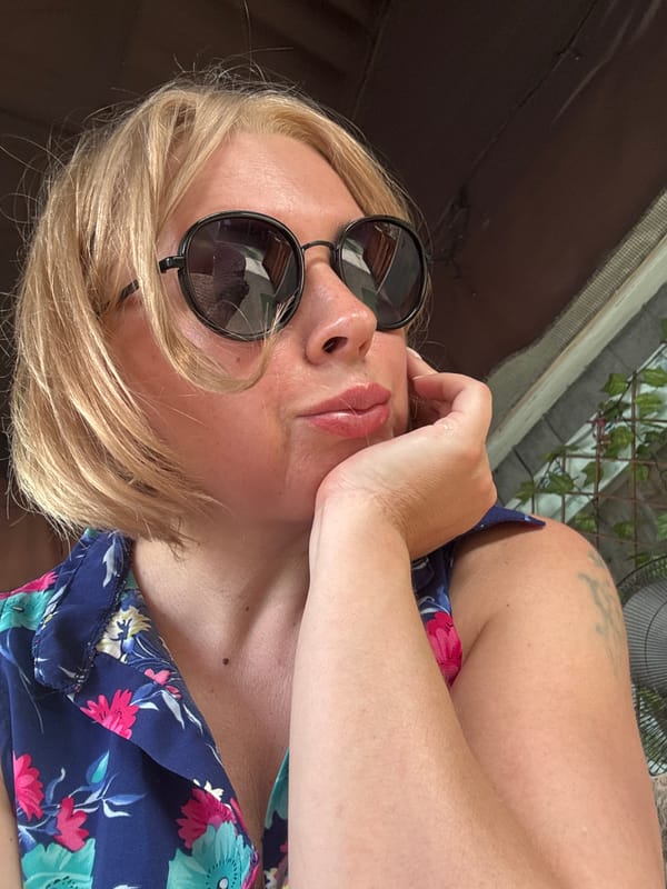 Hammock afternoon in Abkhazia with a Pomeranian and selfies