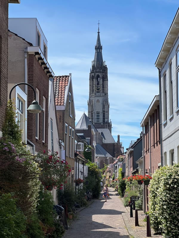 Exploring Delft's old streets near the Nieuwe Kerk