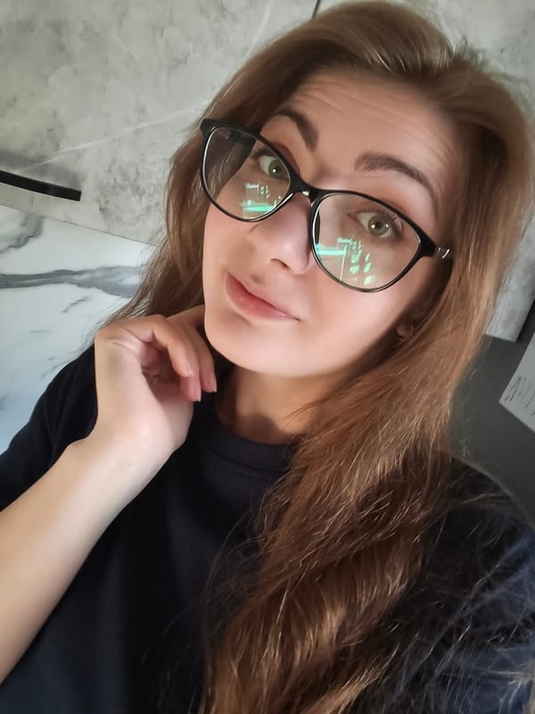 Casual indoor selfies from a quiet morning in Novaya Usman'