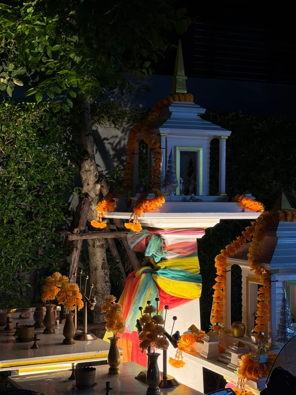 Bangkok resident documents nighttime city scenes in 11-minute photo walk