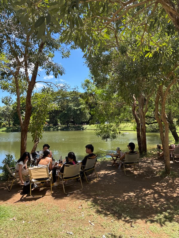 Group enjoys lakeside leisure time in Kuta Selatan