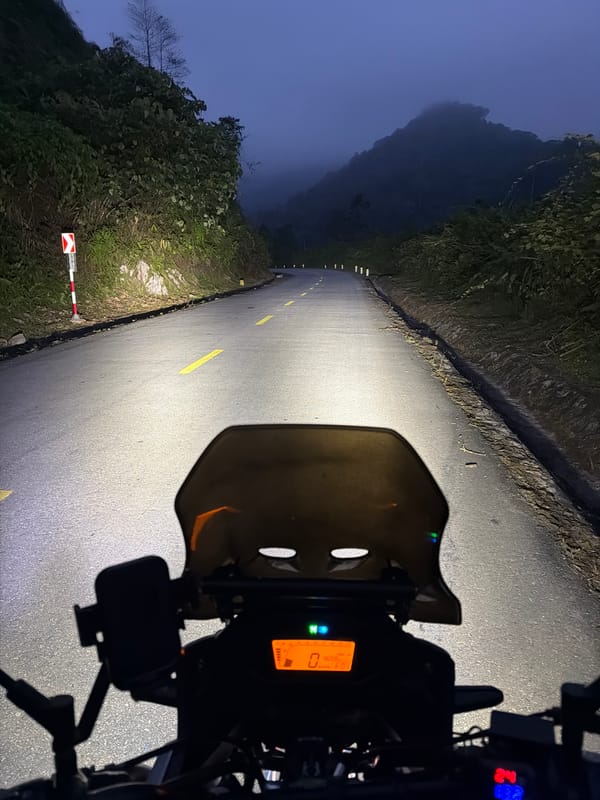 Motorcyclist captured on foggy hillside road near Đà Nẵng