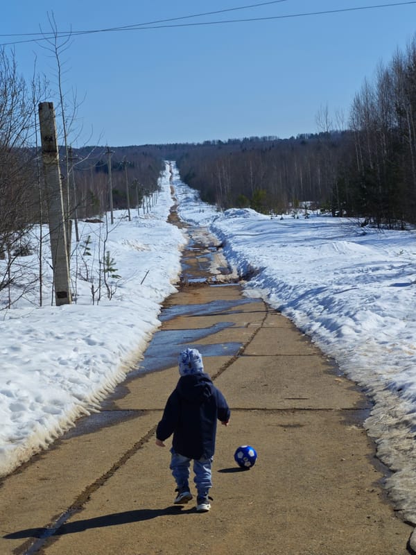 Spring morning scenes captured in snowy Russian town