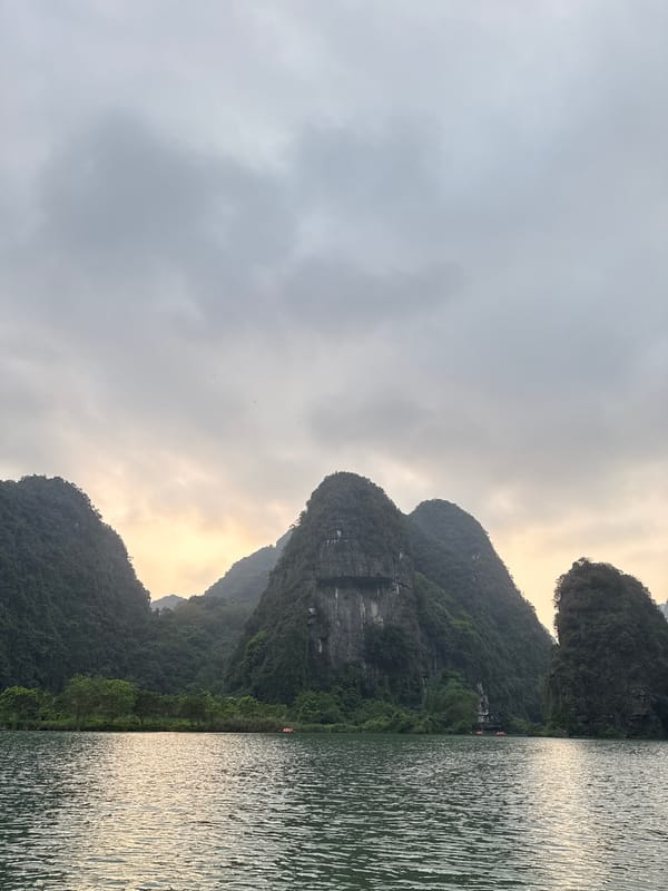 Sunlit water view captured in Hoa Lư Ward, Vietnam