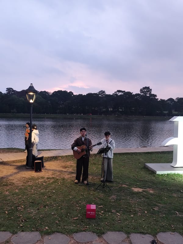 Evening lakeside scenes captured in Da Lat, Vietnam