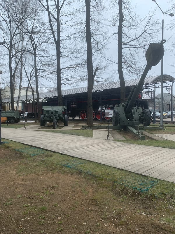 Morning visit captures artillery displays, bare trees at Arkhangel'skoye
