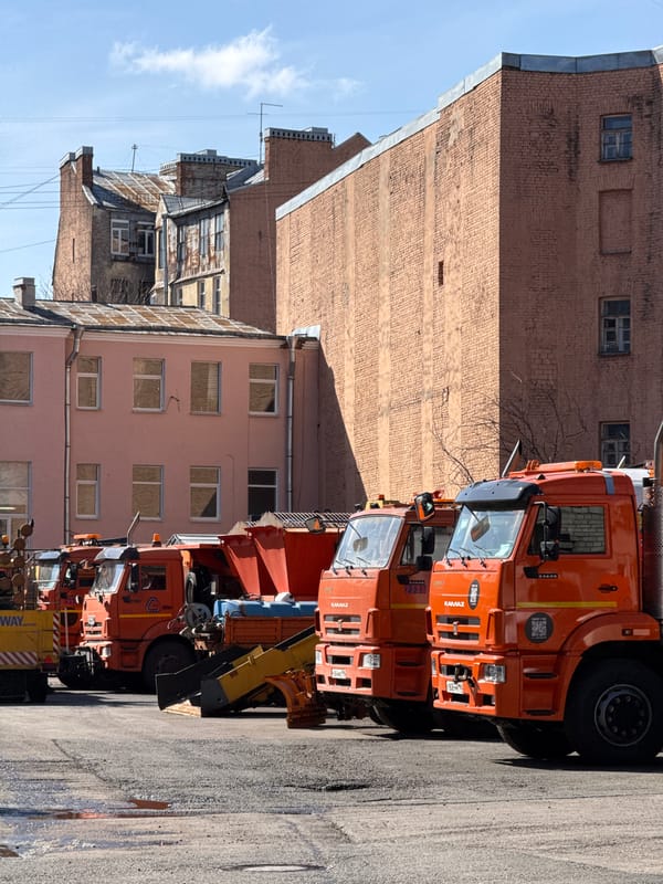 Ordinary moments documented across Saint Petersburg morning
