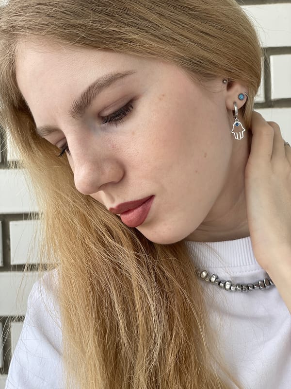 Morning scenes documented in Izhevsk: resting woman, snowy street