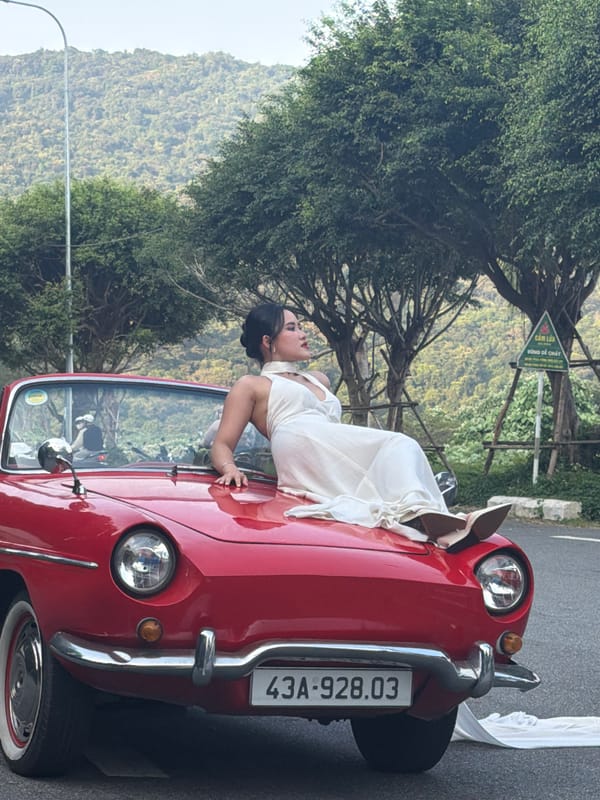 Woman in vintage red car spotted in mountainous Đà Nẵng