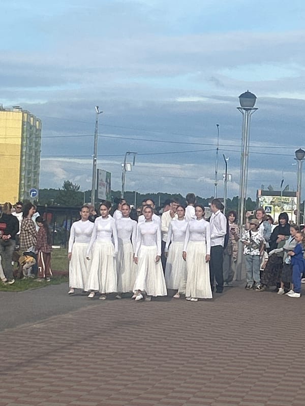 Outdoor dance performance draws a crowd in Yanino-1