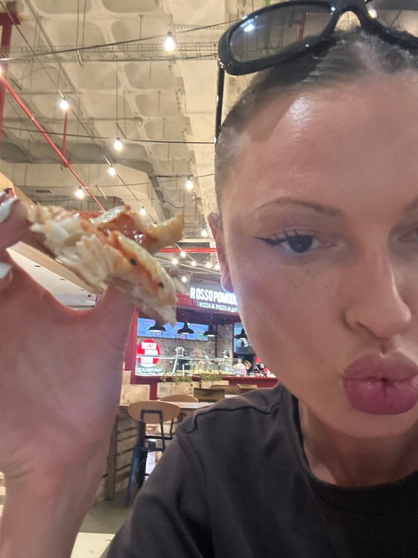 Person captures pizza selfie in Sant Josep de sa Talaia