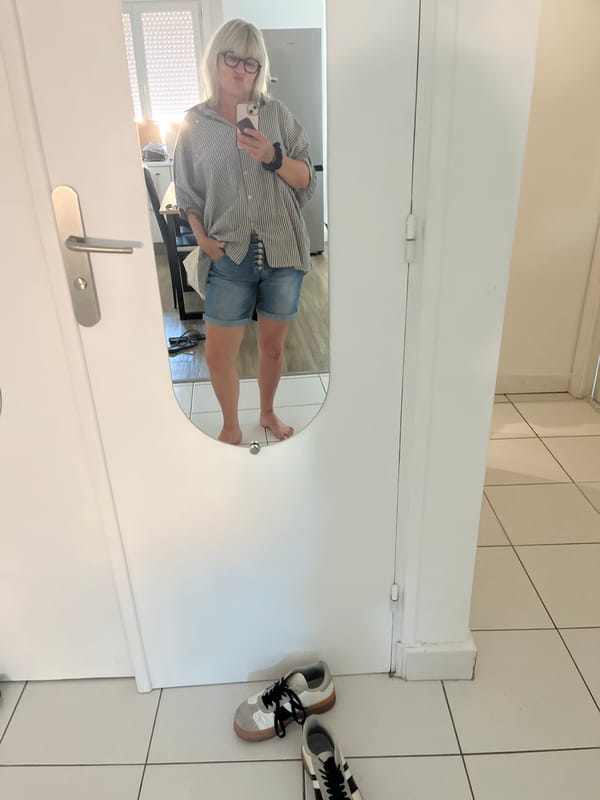 Cannes apartment afternoon: selfies and a resting Pomeranian
