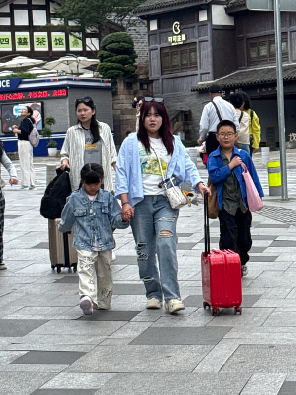 Early morning street life documented in Chongqing's Shapingba District