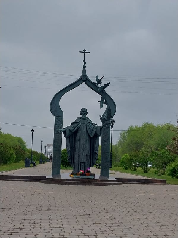 Spring blooms documented across Orenburg parks and monuments