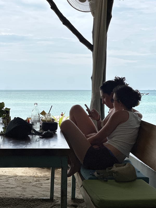 Casual beachside dining at a Ko Pha-ngan café