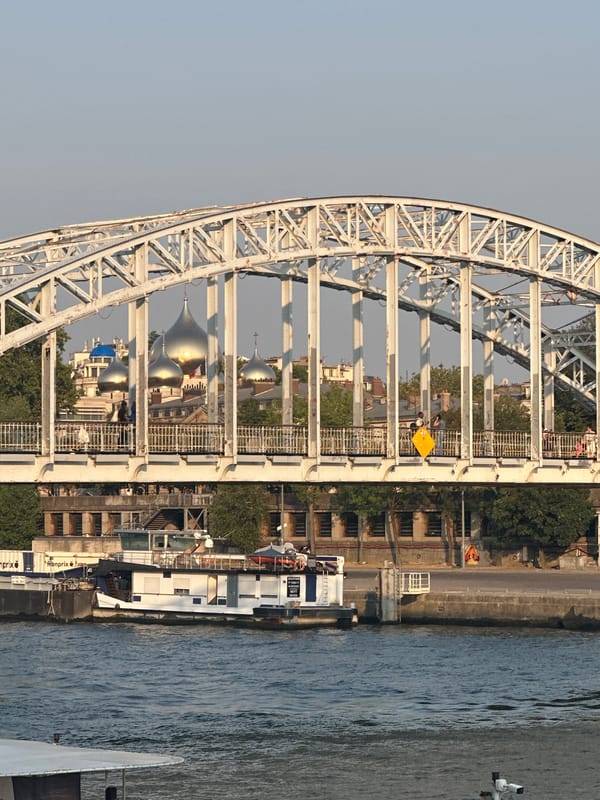 Afternoon on the Seine: boats, bridges, and the Eiffel Tower
