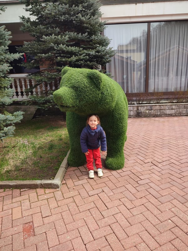 Families with children enjoy spring day in Estosadok tourist area