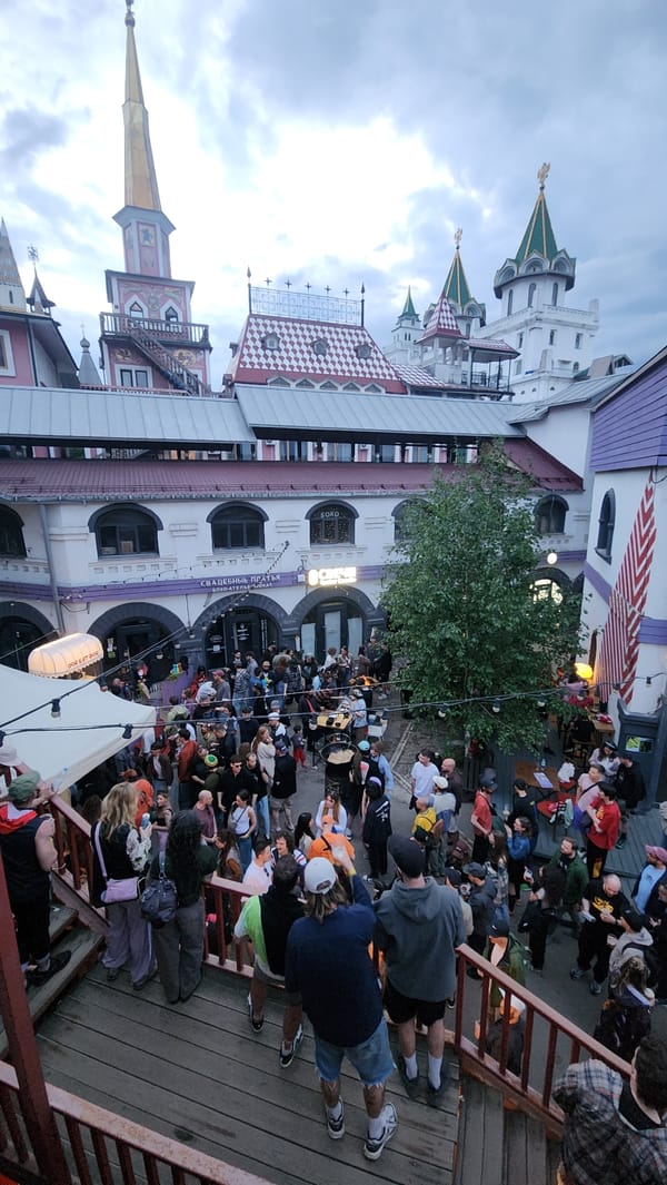 Outdoor festival draws crowds to Moscow's Izmailovo Kremlin