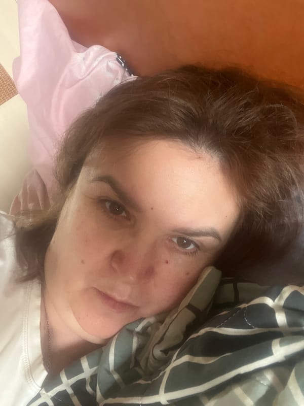 Quiet morning at home in Tula, with a cat and casual selfies