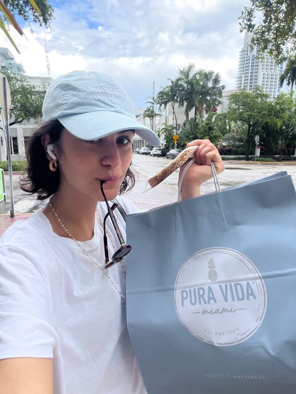 Woman spotted with Miami shopping bag on beach evening
