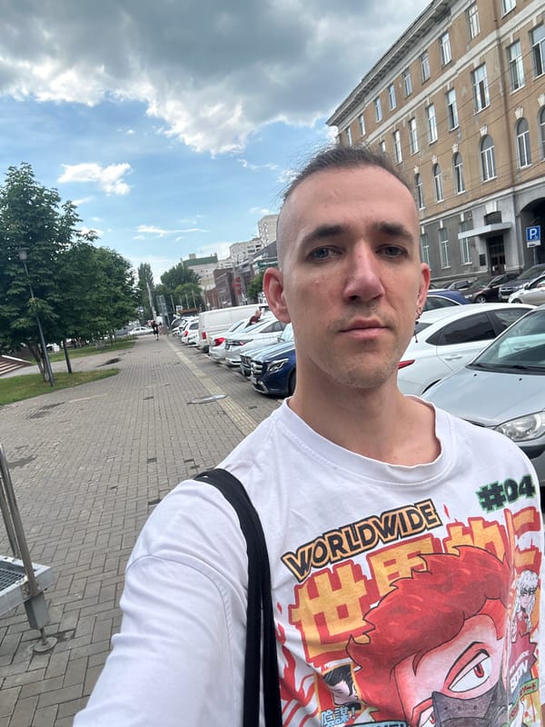 Man in anime shirt spotted on Saratov sidewalk