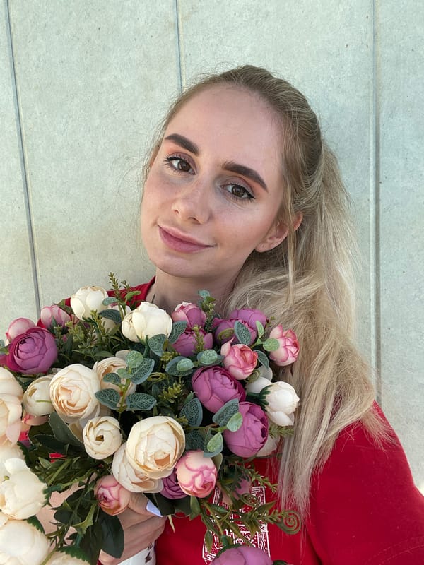 Portrait session with flowers documented in Vladivostok apartment