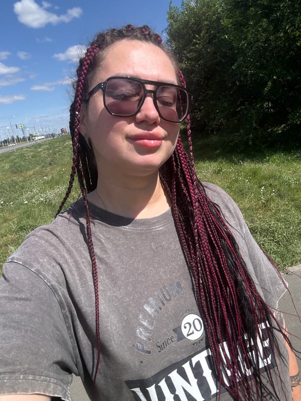 Sunny morning in Tolyatti: selfies, a husky, and street details