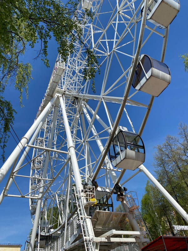 Morning amusement park activity documented in Izhevsk, Russia