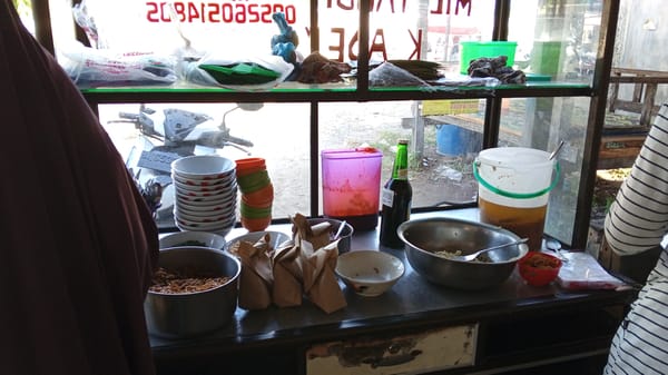 Noodle stall in full swing on an Uteunreutoh street