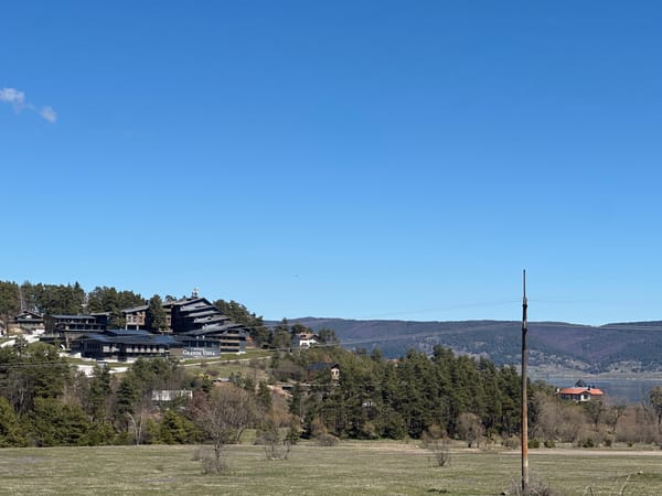 Clear skies over Grande Vista resort in Цигов чарк, Bulgaria