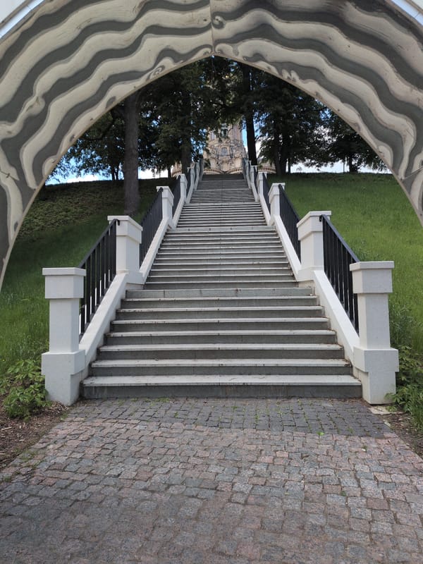 Walking tour captures Dubrovitsy church, monuments, residential streets near Moscow