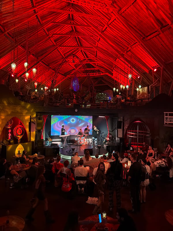 Live band performs at bamboo-roofed venue in Kediri