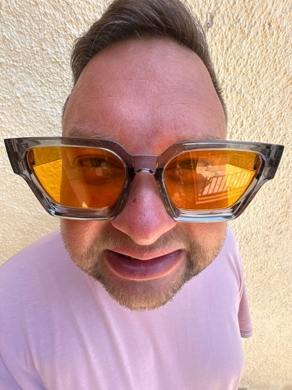 Sunglasses selfies and breakfast in Sant Feliu de Guíxols