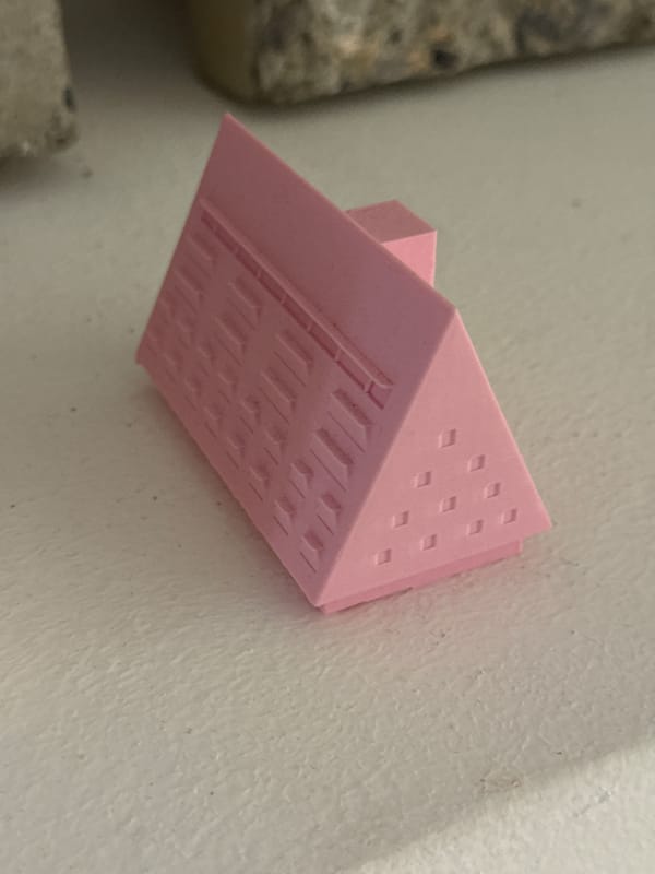 Geometric pink object and blue color display observed in Milan