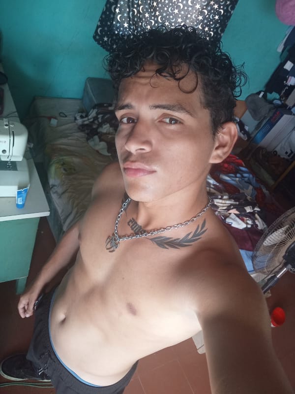 Young man documents daily life with selfies in Venezuela