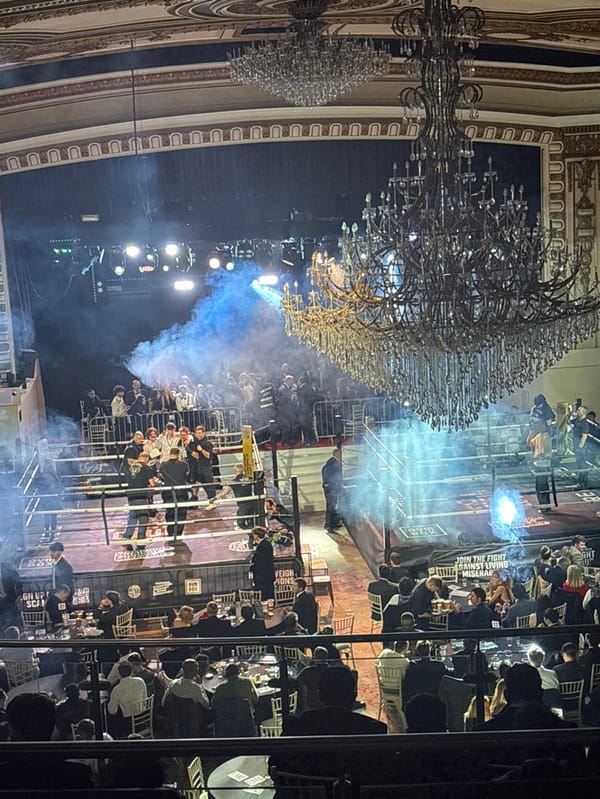 Boxing gala draws crowds to London hotel ballroom