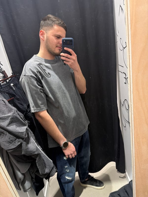 Man takes dressing room selfie at Bulgaria clothing store