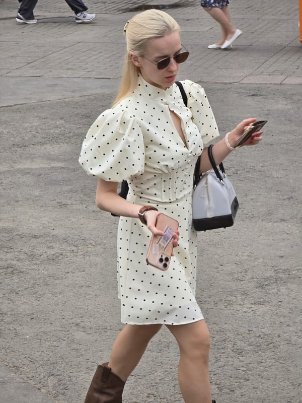 Morning pedestrian and transit activity documented across central Moscow