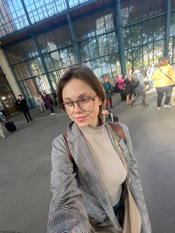 Tourist documents visit to Budapest's historic Keleti train station