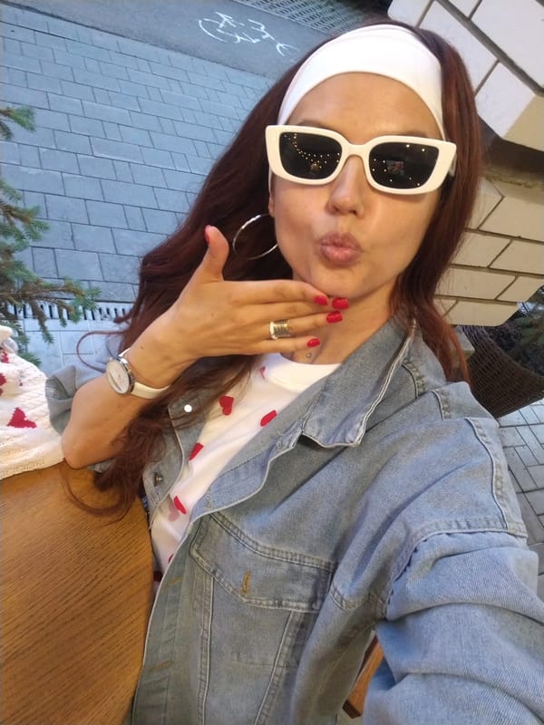 Selfie, a specialty drink, and a relaxed café table moment.