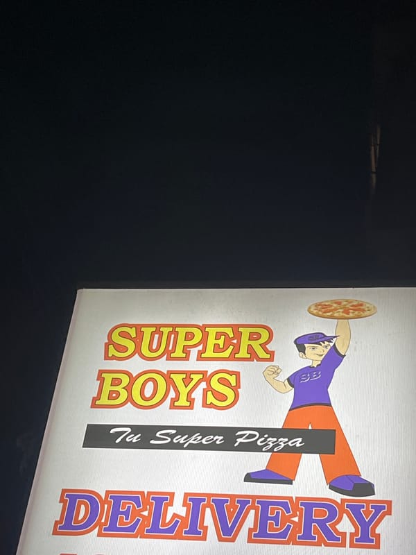 Pizza delivery shop sign spotted in Buenos Aires