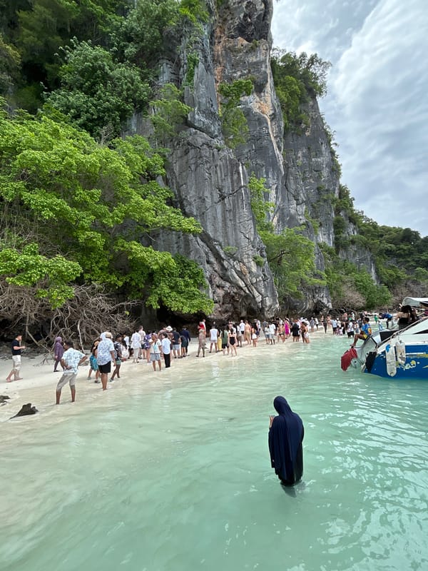 Morning tourists arrive by boat at Ko Thailand beach